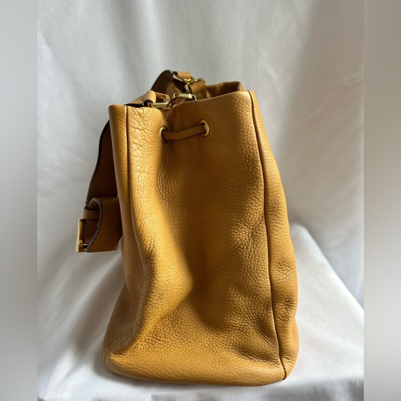 Prada yellow pebbled leather Bucket Bag - Picture 6 of 13